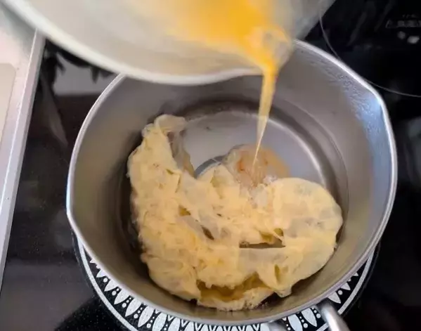 いつもの卵焼きが激変！　フライパンでくるくる巻くだけの『バラ卵』に「お弁当箱の救世主」