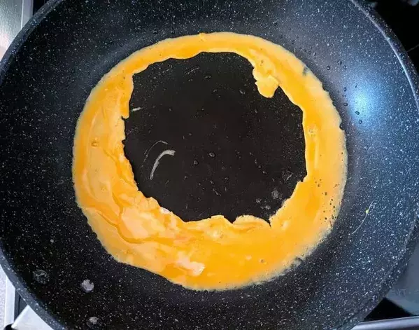 いつもの卵焼きが激変！　フライパンでくるくる巻くだけの『バラ卵』に「お弁当箱の救世主」