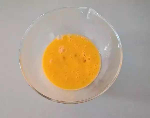 いつもの卵焼きが激変！　フライパンでくるくる巻くだけの『バラ卵』に「お弁当箱の救世主」