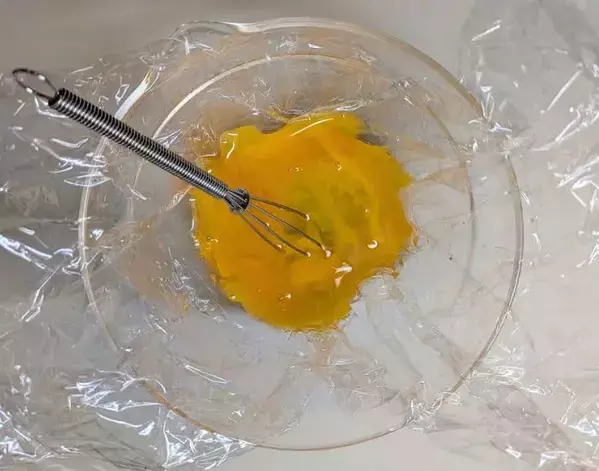 いつもの卵焼きが激変！　フライパンでくるくる巻くだけの『バラ卵』に「お弁当箱の救世主」