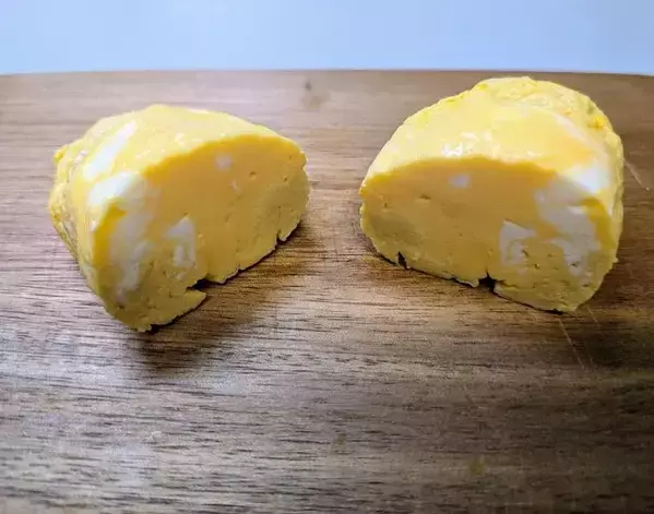いつもの卵焼きが激変！　フライパンでくるくる巻くだけの『バラ卵』に「お弁当箱の救世主」