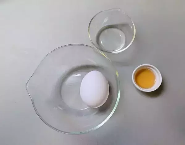 いつもの卵焼きが激変！　フライパンでくるくる巻くだけの『バラ卵』に「お弁当箱の救世主」