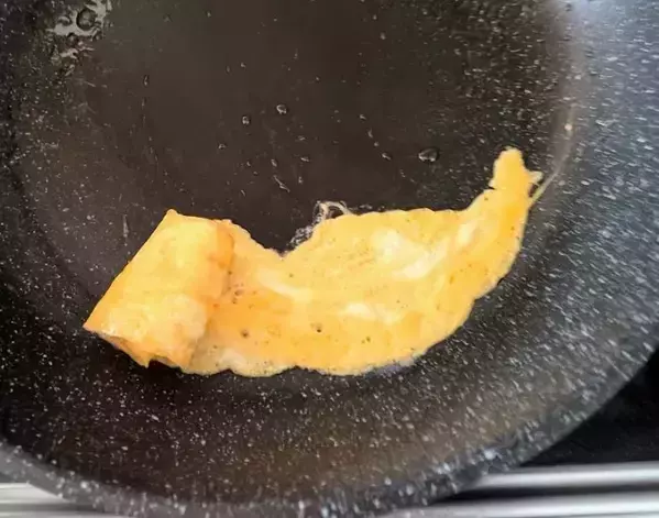 いつもの卵焼きが激変！　フライパンでくるくる巻くだけの『バラ卵』に「お弁当箱の救世主」