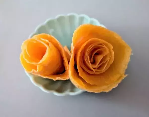 いつもの卵焼きが激変！　フライパンでくるくる巻くだけの『バラ卵』に「お弁当箱の救世主」