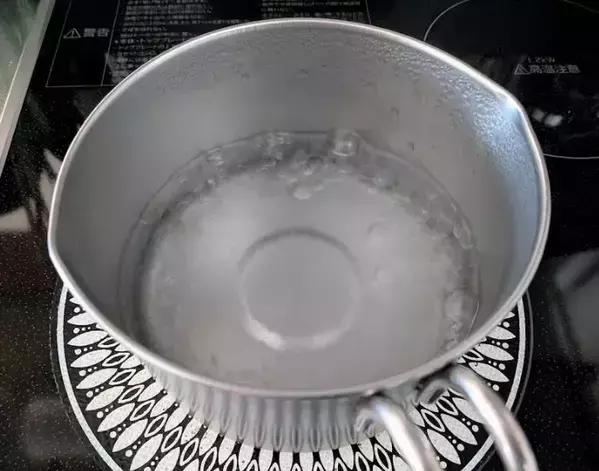 いつもの卵焼きが激変！　フライパンでくるくる巻くだけの『バラ卵』に「お弁当箱の救世主」