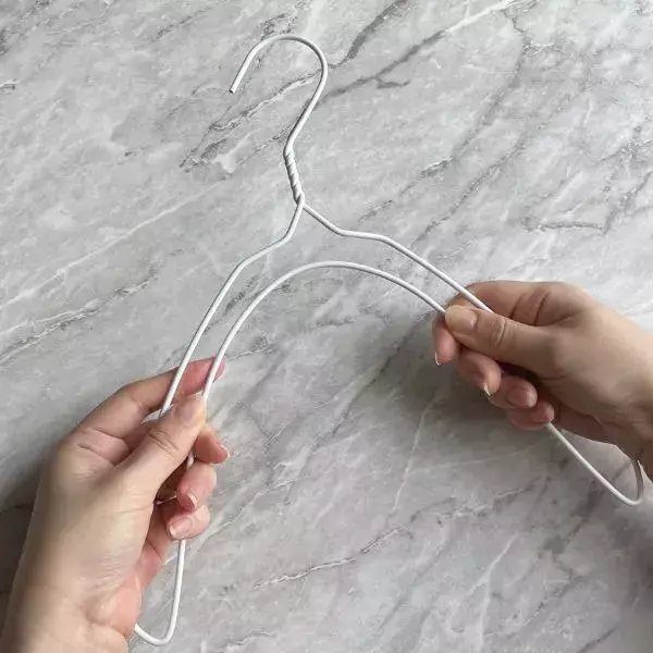 針金ハンガーを『上方向』に曲げると？　意外な活用術に「もっと早く知りたかった」