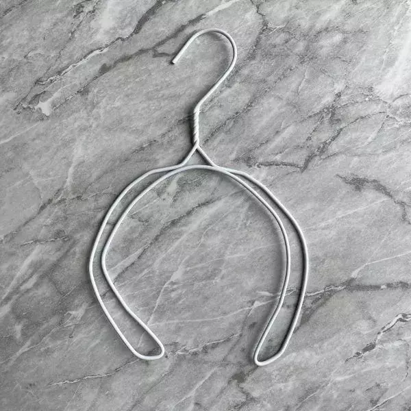 針金ハンガーを『上方向』に曲げると？　意外な活用術に「もっと早く知りたかった」