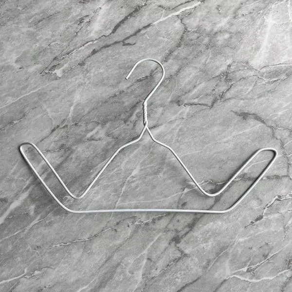 針金ハンガーを『上方向』に曲げると？　意外な活用術に「もっと早く知りたかった」