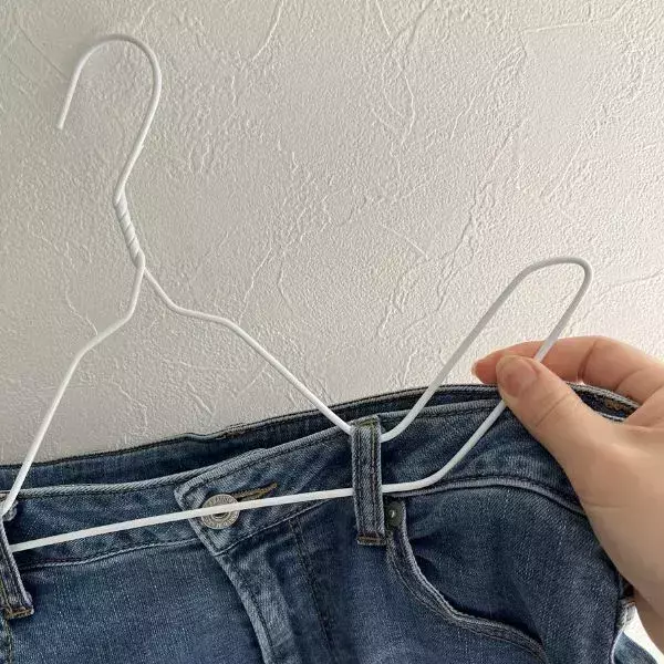 針金ハンガーを『上方向』に曲げると？　意外な活用術に「もっと早く知りたかった」