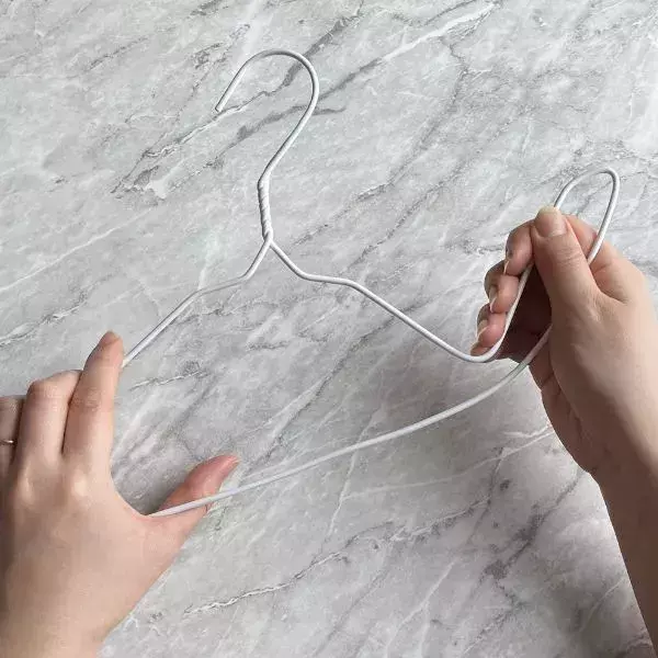 針金ハンガーを『上方向』に曲げると？　意外な活用術に「もっと早く知りたかった」