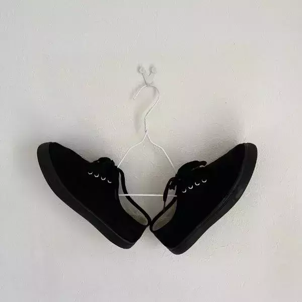 針金ハンガーを『上方向』に曲げると？　意外な活用術に「もっと早く知りたかった」