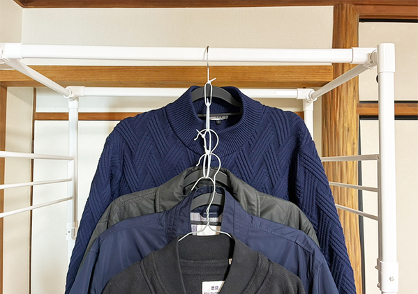 クローゼットがパンパンで「もう服が入らない…」　結束バンドを輪っかにしてつなげる収納術がこちら