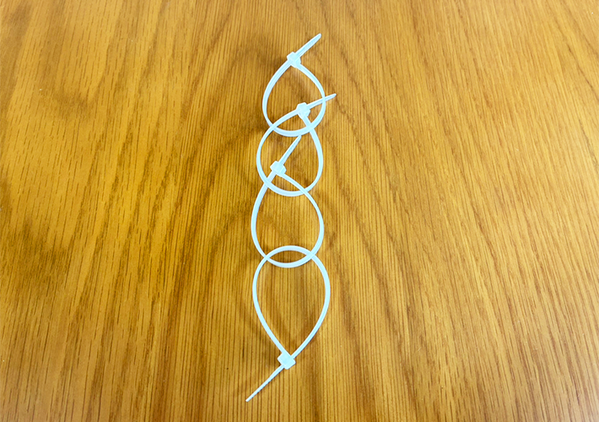 クローゼットがパンパンで「もう服が入らない…」　結束バンドを輪っかにしてつなげる収納術がこちら