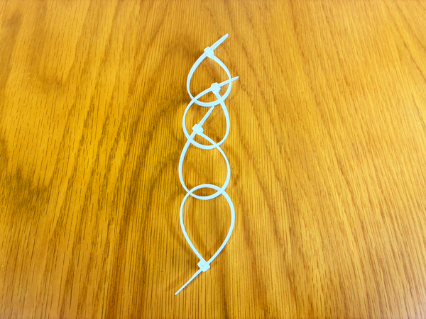 クローゼットがパンパンで「もう服が入らない…」　結束バンドを輪っかにしてつなげる収納術がこちら