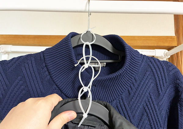 クローゼットがパンパンで「もう服が入らない…」　結束バンドを輪っかにしてつなげる収納術がこちら