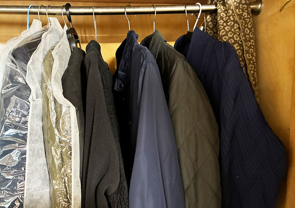 クローゼットがパンパンで「もう服が入らない…」　結束バンドを輪っかにしてつなげる収納術がこちら