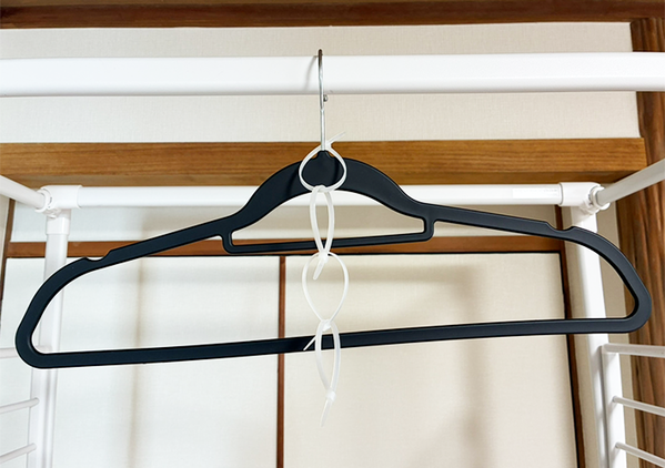 クローゼットがパンパンで「もう服が入らない…」　結束バンドを輪っかにしてつなげる収納術がこちら