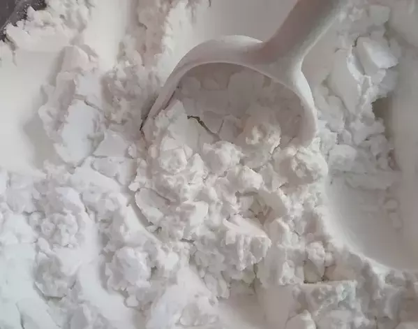 洗面台の水垢に『片栗粉』が効果的！　意外な掃除法に「もっと早く知りたかった」【掃除テク4選】