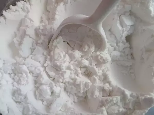 洗面台の水垢に『片栗粉』が効果的！　意外な掃除法に「もっと早く知りたかった」【掃除テク4選】