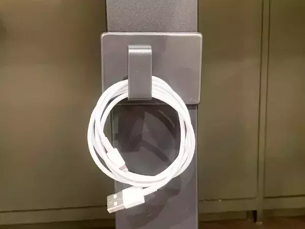 スリコ550円で2個入り！　『マグネットフック』をデスク整理に活用