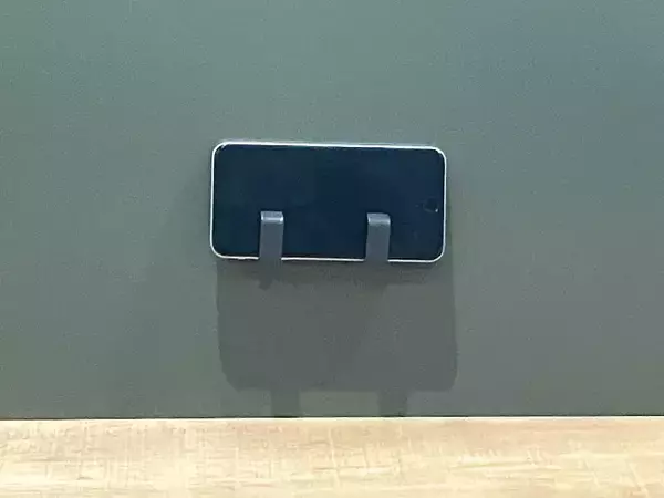 スリコ550円で2個入り！　『マグネットフック』をデスク整理に活用