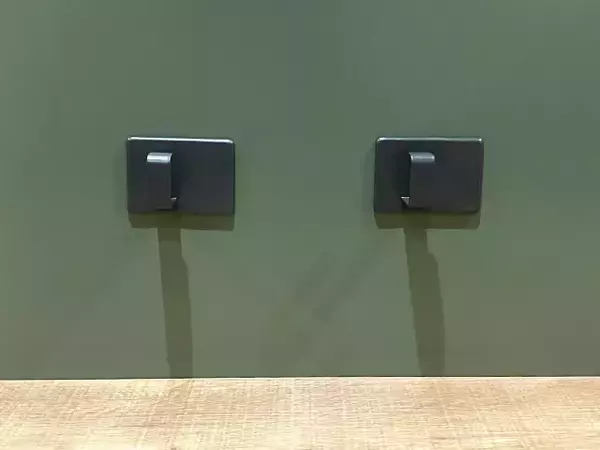 スリコ550円で2個入り！　『マグネットフック』をデスク整理に活用