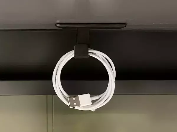 スリコ550円で2個入り！　『マグネットフック』をデスク整理に活用