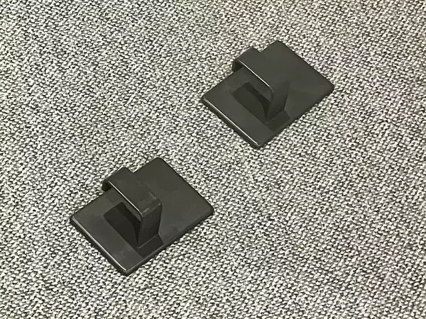 スリコ550円で2個入り！　『マグネットフック』をデスク整理に活用