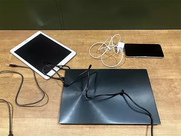 スリコ“360度回転”アイテムを使ってみた　コードの整理にぴったりなワケは…