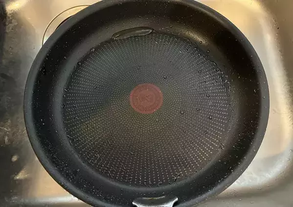 麦茶パックの出がらし、捨てないで！　思わぬ活用法に「ちょっと感動」「洗い物がラクになった