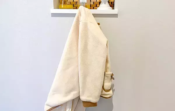 『セリア』で買った透明なフック　思わぬ使い道に「家中がすっきり！」「何個でも欲しい」