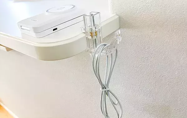 『セリア』で買った透明なフック　思わぬ使い道に「家中がすっきり！」「何個でも欲しい」