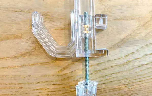 『セリア』で買った透明なフック　思わぬ使い道に「家中がすっきり！」「何個でも欲しい」