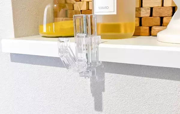 『セリア』で買った透明なフック　思わぬ使い道に「家中がすっきり！」「何個でも欲しい」