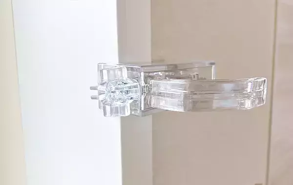 『セリア』で買った透明なフック　思わぬ使い道に「家中がすっきり！」「何個でも欲しい」