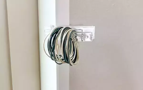 『セリア』で買った透明なフック　思わぬ使い道に「家中がすっきり！」「何個でも欲しい」