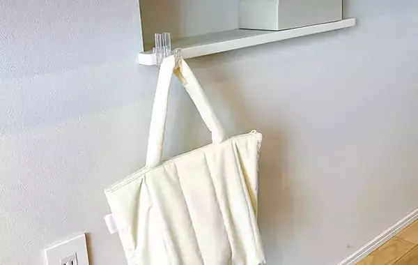 『セリア』で買った透明なフック　思わぬ使い道に「家中がすっきり！」「何個でも欲しい」