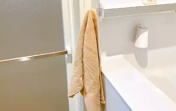 『セリア』で買った透明なフック　思わぬ使い道に「家中がすっきり！」「何個でも欲しい」