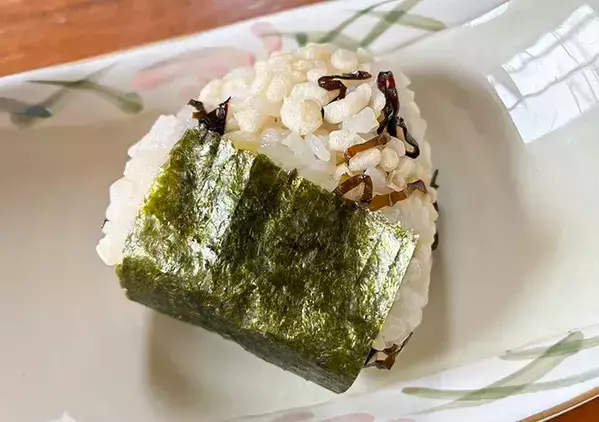 【再現】塩昆布と揚げ玉だけ！『3月のライオン』式おにぎりが「悪魔的においしい」理由