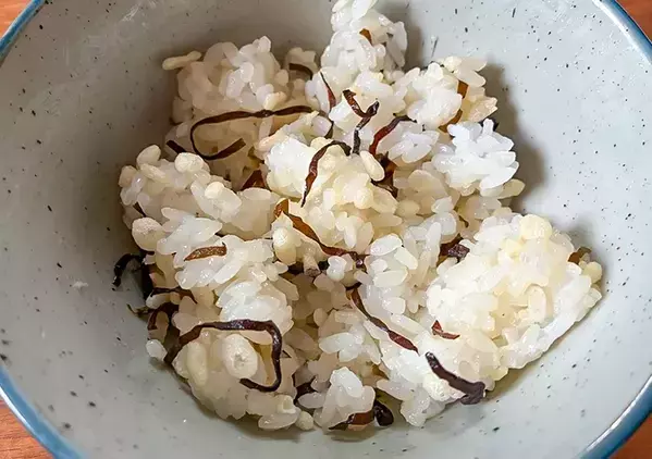 【再現】塩昆布と揚げ玉だけ！『3月のライオン』式おにぎりが「悪魔的においしい」理由