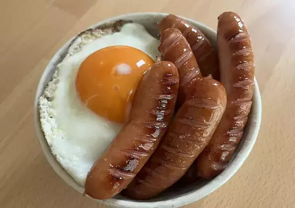 ウインナーにかけて焼くと？　簡単アレンジに「この発想はなかった」「ご飯が止まらない！」