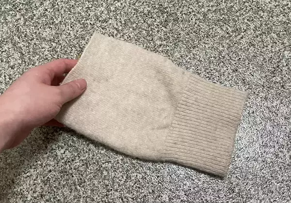 ボロボロのニットをカットして再活用　輪ゴムで結んでホコリを一掃