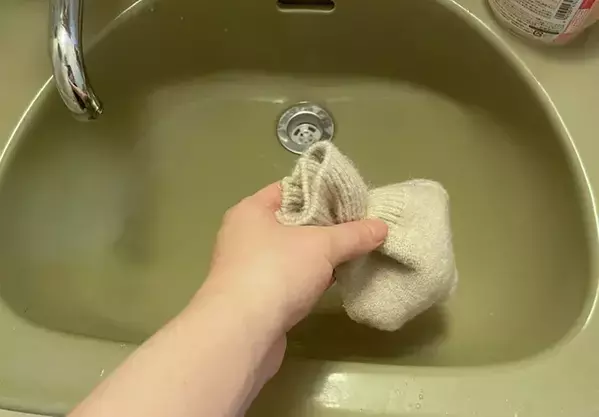 ボロボロのニットをカットして再活用　輪ゴムで結んでホコリを一掃