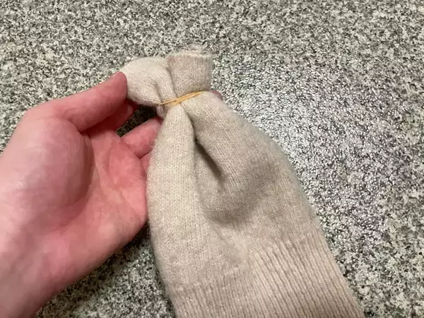 ボロボロのニットをカットして再活用　輪ゴムで結んでホコリを一掃