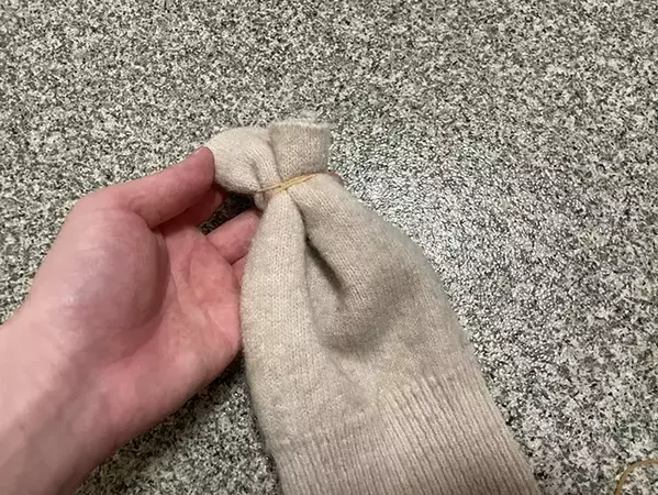 ボロボロのニットをカットして再活用　輪ゴムで結んでホコリを一掃