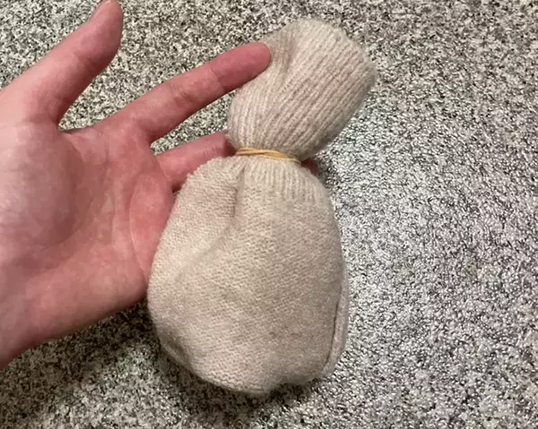 ボロボロのニットをカットして再活用　輪ゴムで結んでホコリを一掃