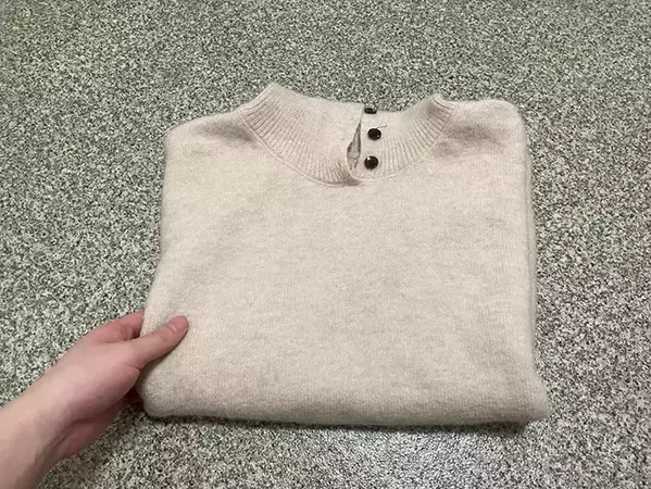 ボロボロのニットをカットして再活用　輪ゴムで結んでホコリを一掃