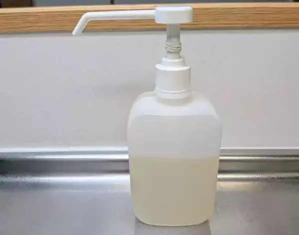 スマホの両端に輪ゴムを巻くと？　スマホの裏技に「もっと早く知りたかった」