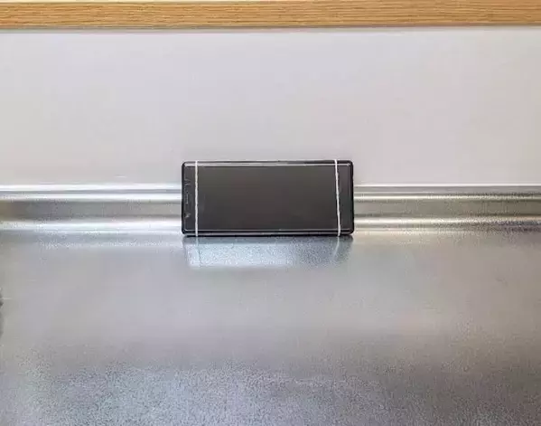 スマホの両端に輪ゴムを巻くと？　スマホの裏技に「もっと早く知りたかった」