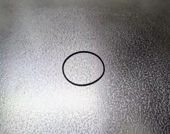 スマホの両端に輪ゴムを巻くと？　スマホの裏技に「もっと早く知りたかった」